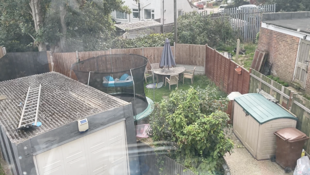Lot: 67 - FREEHOLD PROPERTY ARRANGED AS TWO FLATS FOR INVESTMENT AND GROUND RENT INCOME - view of garden from flat for investment